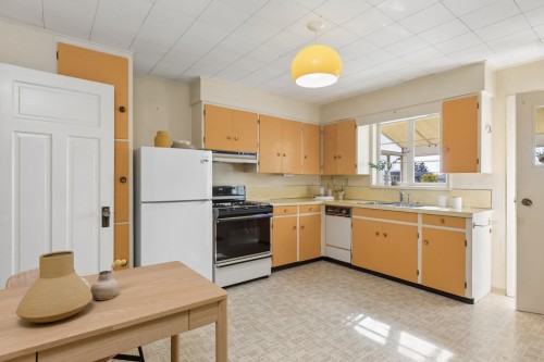 443 7Th Street E, North Vancouver, BC 