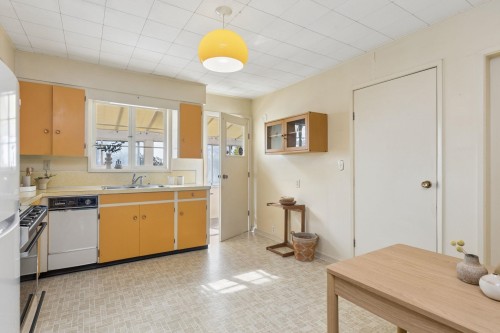 443 7Th Street E, North Vancouver, BC 