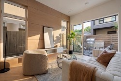 2-364 23rd Avenue EVancouver, BC V5V 1X5