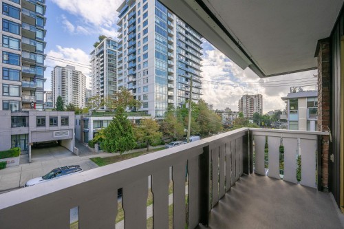 302-1345 Chesterfield Avenue, North Vancouver, BC 