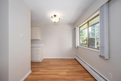302-1345 Chesterfield Avenue, North Vancouver, BC 