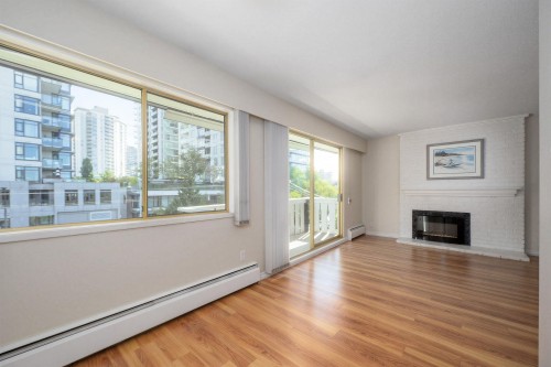 302-1345 Chesterfield Avenue, North Vancouver, BC 
