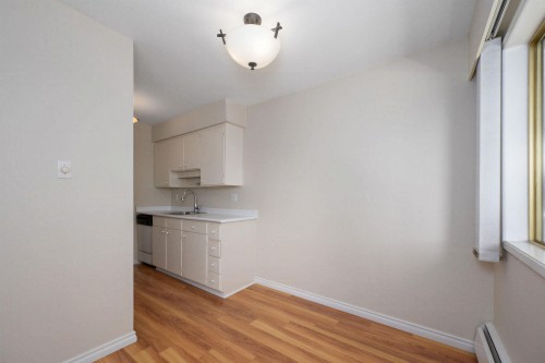 302-1345 Chesterfield Avenue, North Vancouver, BC 