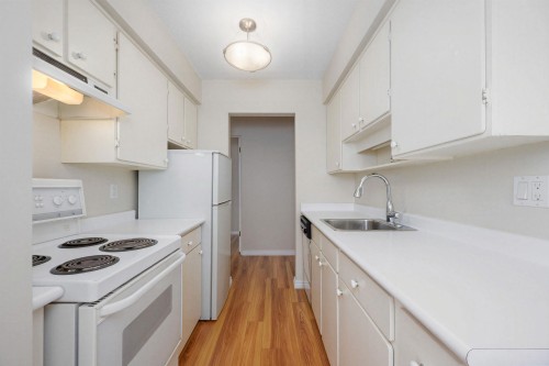 302-1345 Chesterfield Avenue, North Vancouver, BC 