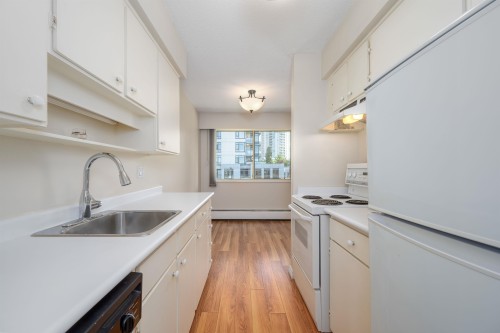 302-1345 Chesterfield Avenue, North Vancouver, BC 