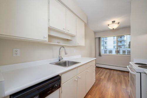 302-1345 Chesterfield Avenue, North Vancouver, BC 