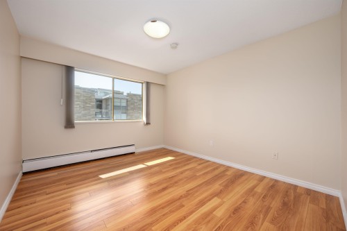 302-1345 Chesterfield Avenue, North Vancouver, BC 