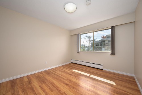 302-1345 Chesterfield Avenue, North Vancouver, BC 