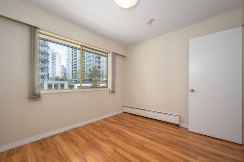 302-1345 Chesterfield Avenue, North Vancouver, BC 