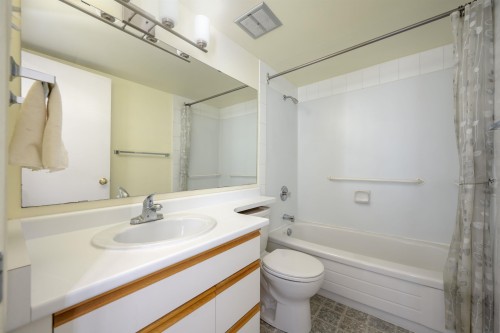 302-1345 Chesterfield Avenue, North Vancouver, BC 