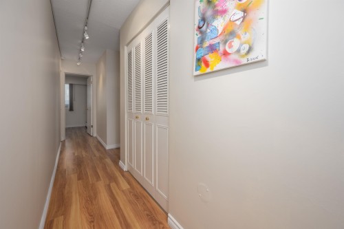 302-1345 Chesterfield Avenue, North Vancouver, BC 