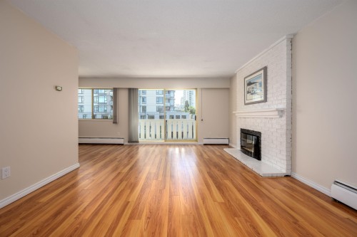 302-1345 Chesterfield Avenue, North Vancouver, BC 