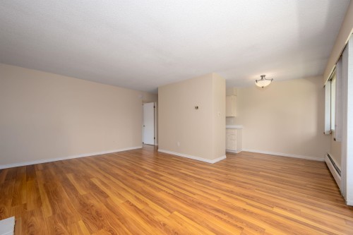 302-1345 Chesterfield Avenue, North Vancouver, BC 
