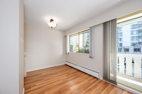 302-1345 Chesterfield Avenue, North Vancouver, BC 