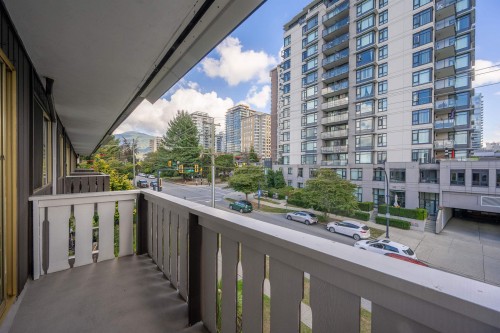 302-1345 Chesterfield Avenue, North Vancouver, BC 