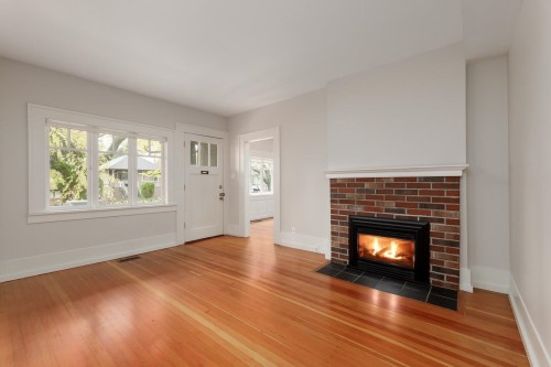 2106 6Th Avenue E, Vancouver, BC 