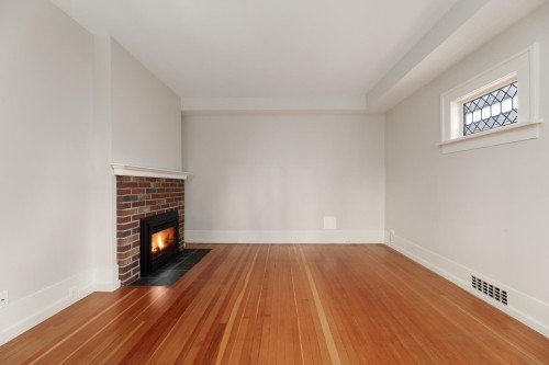 2106 6Th Avenue E, Vancouver, BC 