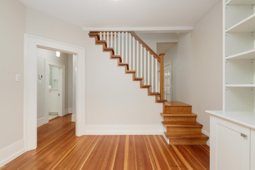 2106 6Th Avenue E, Vancouver, BC 