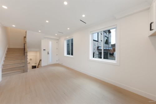 1-5385 Earles Street, Vancouver, BC 