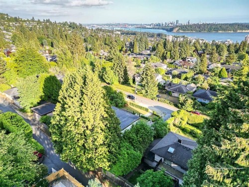 1555 Lawson Avenue, West Vancouver, BC 