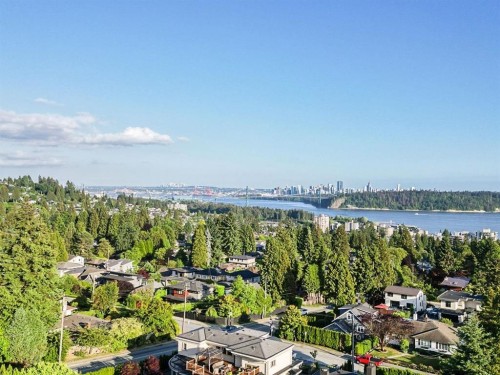 1555 Lawson Avenue, West Vancouver, BC 