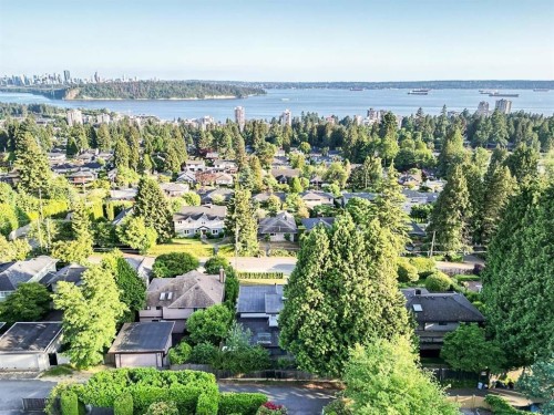 1555 Lawson Avenue, West Vancouver, BC 