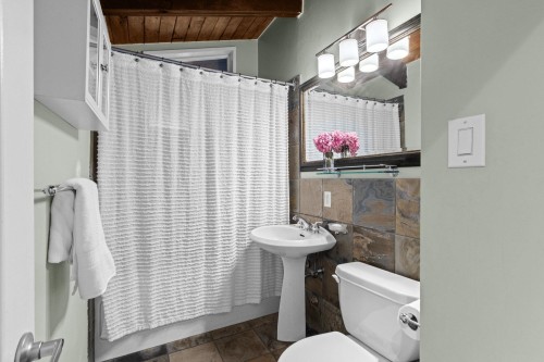 1208 Rosewood Crescent, North Vancouver, BC 