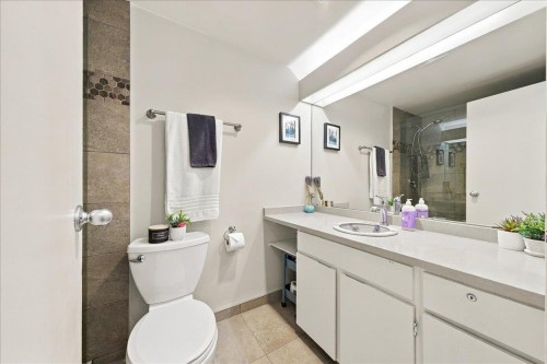 1124 Ironwork Passage, Vancouver, BC 