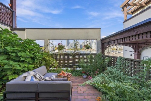 1124 Ironwork Passage, Vancouver, BC 