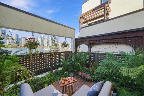 1124 Ironwork Passage, Vancouver, BC 