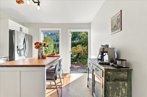 1124 Ironwork Passage, Vancouver, BC 