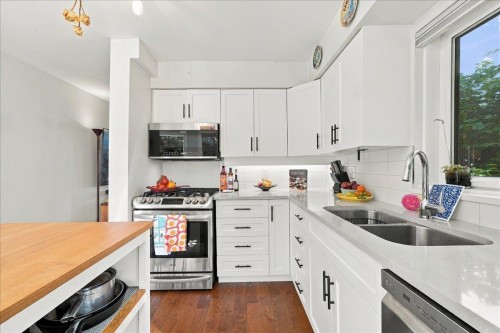 1124 Ironwork Passage, Vancouver, BC 