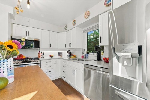 1124 Ironwork Passage, Vancouver, BC 