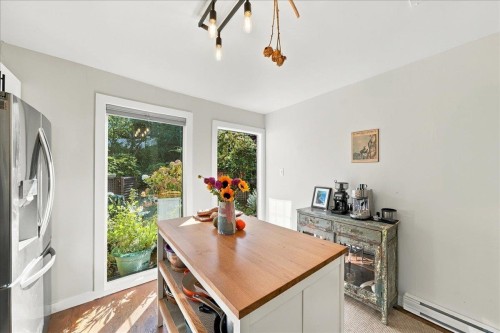 1124 Ironwork Passage, Vancouver, BC 