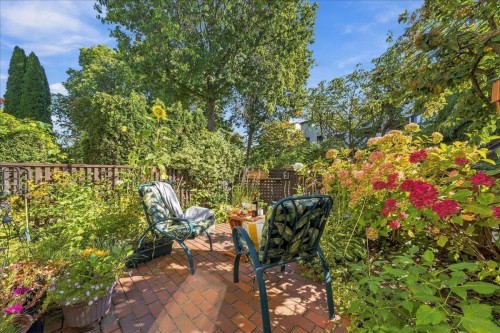 1124 Ironwork Passage, Vancouver, BC 