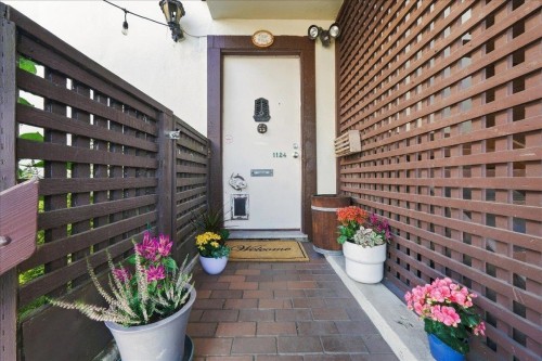 1124 Ironwork Passage, Vancouver, BC 
