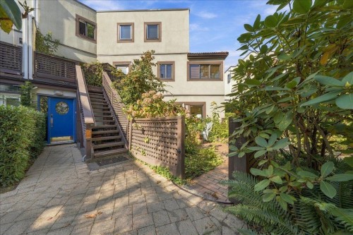 1124 Ironwork Passage, Vancouver, BC 