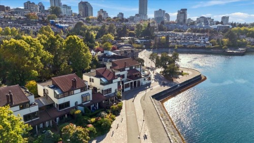 1124 Ironwork Passage, Vancouver, BC 