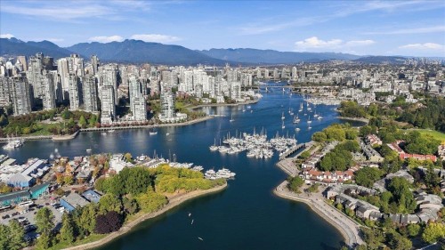 1124 Ironwork Passage, Vancouver, BC 