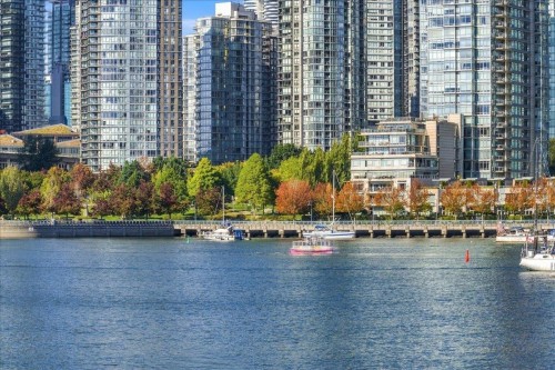 1124 Ironwork Passage, Vancouver, BC 
