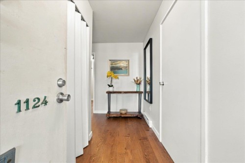 1124 Ironwork Passage, Vancouver, BC 