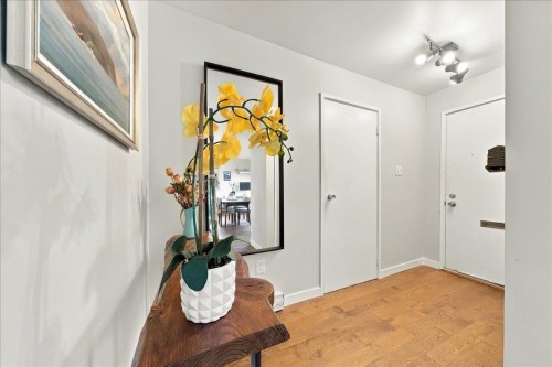 1124 Ironwork Passage, Vancouver, BC 