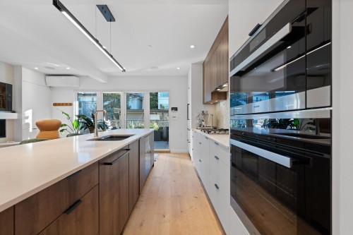 2142 1St Avenue W, Vancouver, BC 