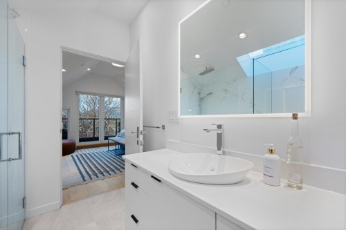 2142 1St Avenue W, Vancouver, BC 