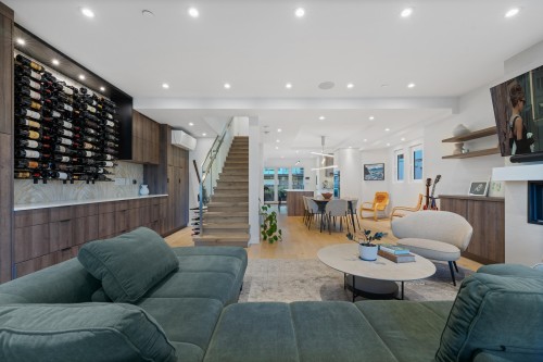 2142 1St Avenue W, Vancouver, BC 