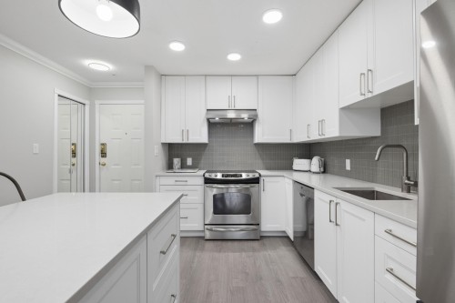 201-1140 Strathaven Drive, North Vancouver, BC 
