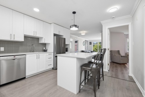 201-1140 Strathaven Drive, North Vancouver, BC 