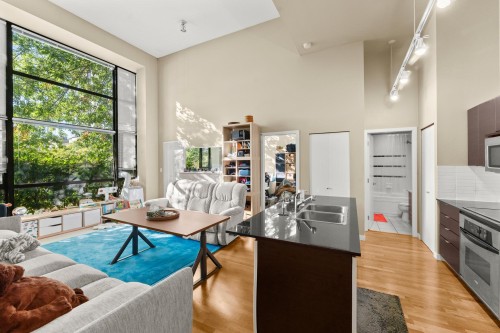 Th6-4182 Dawson Street, Burnaby, BC 