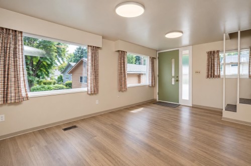 904 First Street , New Westminster, BC V3L 2J2 5