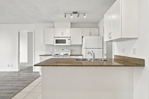 809-933 Hornby Street , Vancouver, BC V6Z 3G4 2